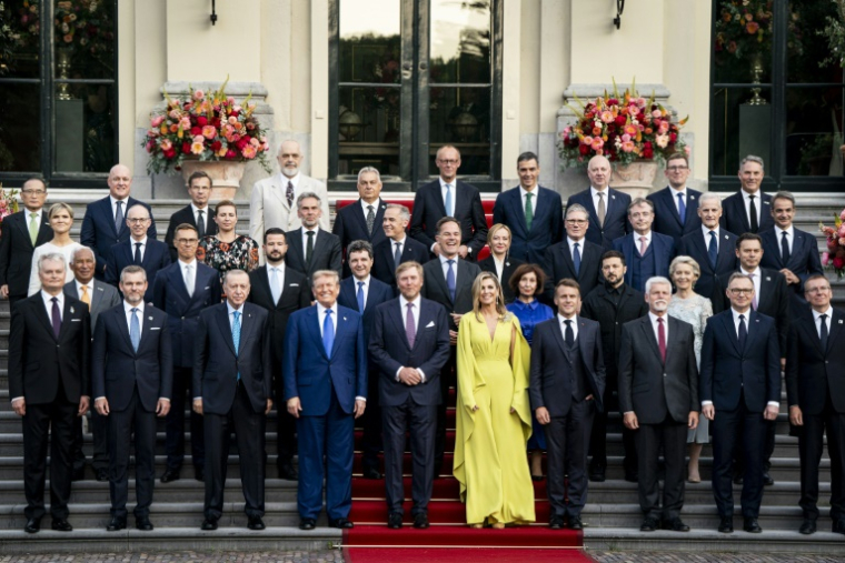 Photo de famille des dirigeants des pays membres de l'Otan et des membres de la famille royale néerlandaise, le 24 juin 2025 à La Haye ( POOL / Haiyun Jiang )