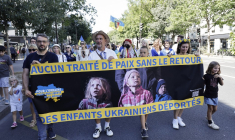 Une manifestation demandant le retour des enfants ukrainiens enlevés, à Paris, le 24 août 2025. ( AFP / STEPHANE DE SAKUTIN )