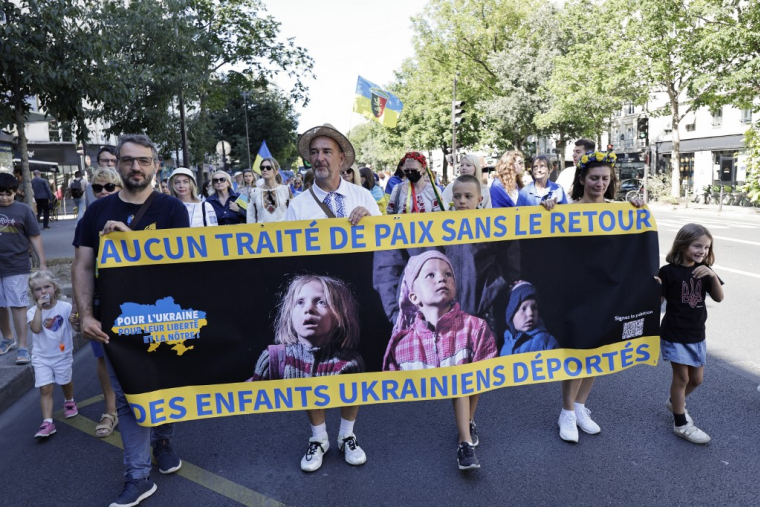 Une manifestation demandant le retour des enfants ukrainiens enlevés, à Paris, le 24 août 2025. ( AFP / STEPHANE DE SAKUTIN )