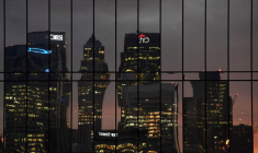 Le quartier d'affaires de Canary Wharf à Londres se reflète dans des fenêtres