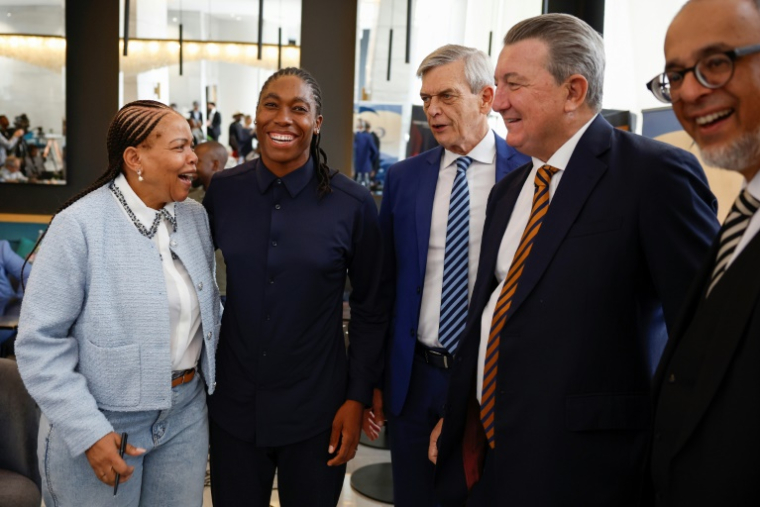 Caster Semenya (2e en partant de la gauche) entourée de ses avocats Gregory Nott (2e en partant de la droite) et Patrick Brancher (au centre), de la présidente de la Commission pour l'égalité des genres Nthabiseng Sepanya-Mogale (à gauche) et du directeur national de l'organisation ProBono.Org, Mohamed Shafie Ameermia (à droite), le 9 février 2024 à Johannesburg ( AFP / Phill Magakoe )