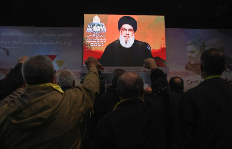 Photo du chef du Hezbollah libanais Sayyed Hassan Nasrallah s'adresse à ses partisans à travers un écran lors d'une cérémonie marquant le quatrième anniversaire de l'assassinat du général Qassem Soleimani, commandant militaire iranien