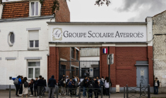 Des étudiants devant le lycée Averroès à Lille le 28 septembre 2023 ( AFP / Sameer Al-DOUMY )