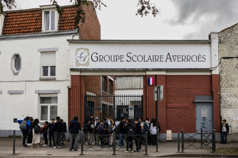 Des étudiants devant le lycée Averroès à Lille le 28 septembre 2023 ( AFP / Sameer Al-DOUMY )