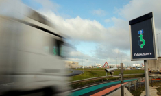 Les voies orange et verte pour l'entrée en France et dans l'UE sont visibles sur la route en tant que nouvelle infrastructure douanière pour le Brexit au terminal d'Eurotunnel à Coquelles