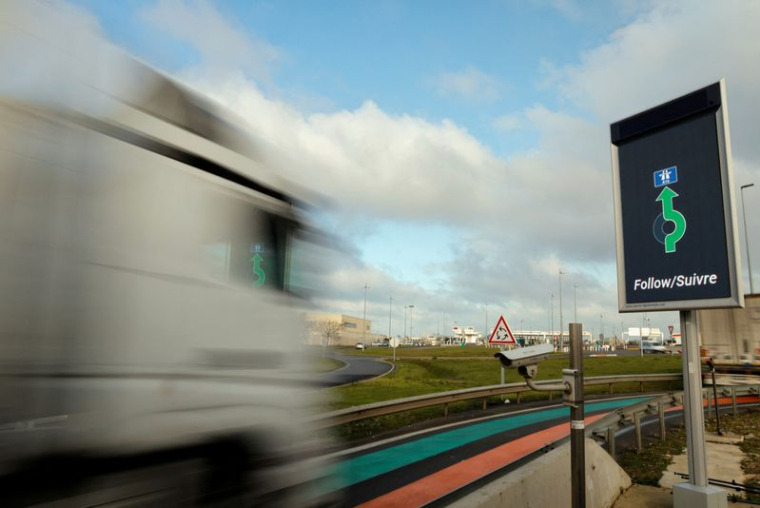 Les voies orange et verte pour l'entrée en France et dans l'UE sont visibles sur la route en tant que nouvelle infrastructure douanière pour le Brexit au terminal d'Eurotunnel à Coquelles