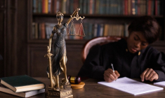 statue justice (Crédits: Pexels - EKATERINA  BOLOVTSOVA)