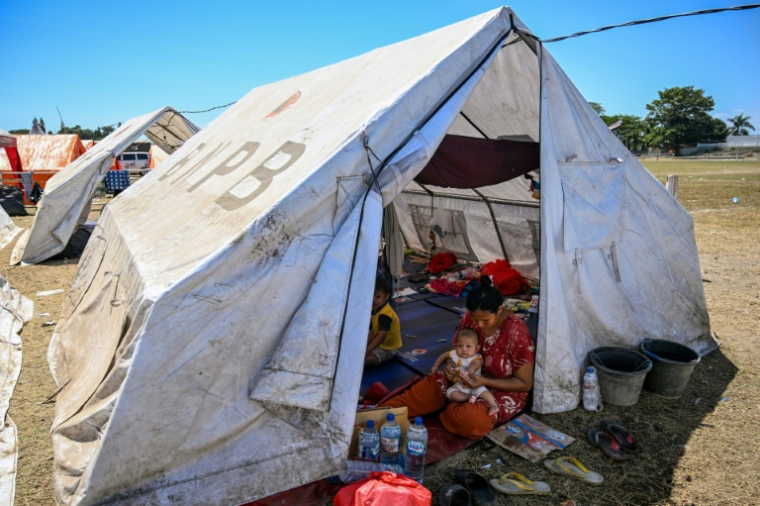 Des déplacés dans une tente à Maumere le 18 août 2026, après le séisme qui a frappé l'île de Flores, en Indonésie ( AFP / JUNI KRISWANTO )