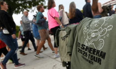 Des t-shirts pour la tournée d'Ed Sheeran sont proposés à la vente, le 19 septembre 2026 à Philadelphie aux Etats-Unis ( AFP / Matthew Hatcher )