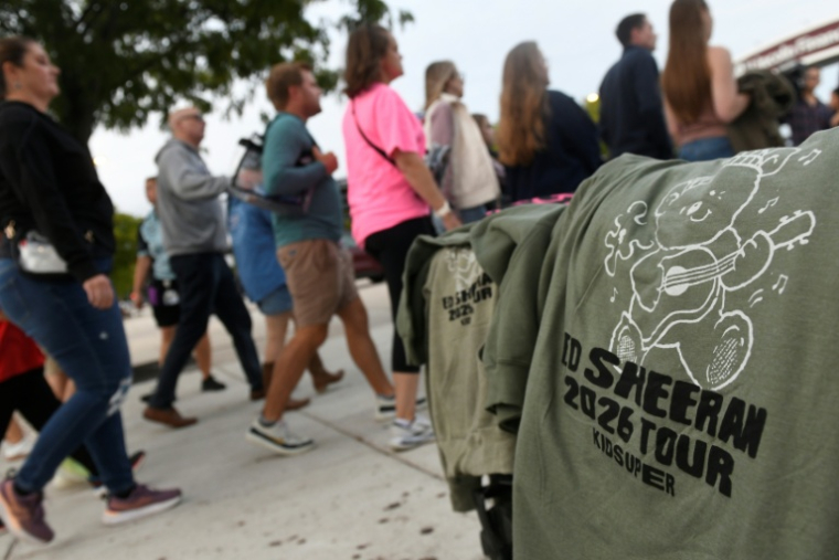 Des t-shirts pour la tournée d'Ed Sheeran sont proposés à la vente, le 19 septembre 2026 à Philadelphie aux Etats-Unis ( AFP / Matthew Hatcher )