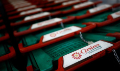 Le logo du distributeur français Casino est visible sur un caddie