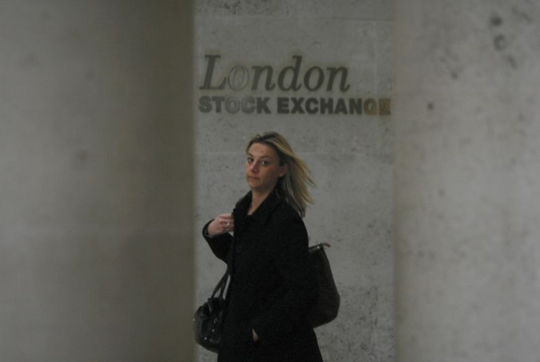 Une femme sort de la Bourse de Londres