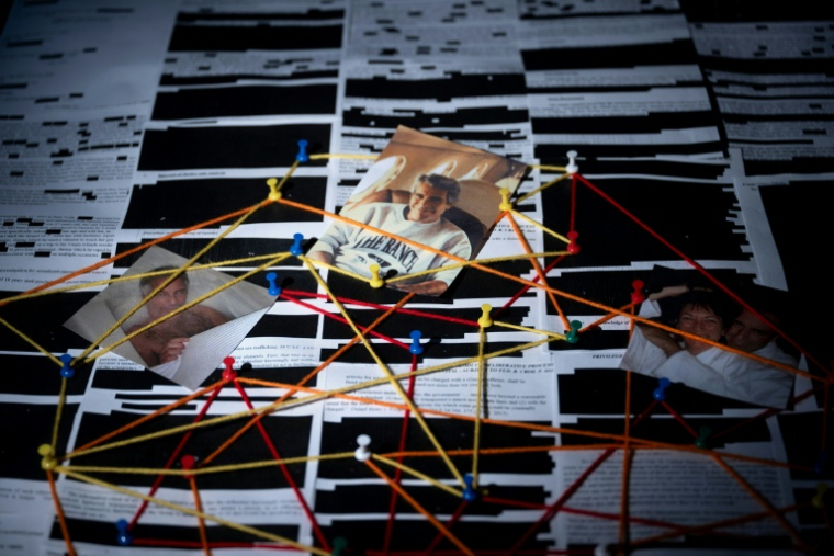 Photo d'illustration de documents expurgés des archives de la bibliothèque Epstein, publiés par le département américain de la Justice à Washington, le 18 février 2026 ( AFP / Brendan Smialowski )