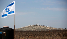 Un drapeau israélien flotte près de la colonie juive d'Achiya, en Cisjordanie occupée