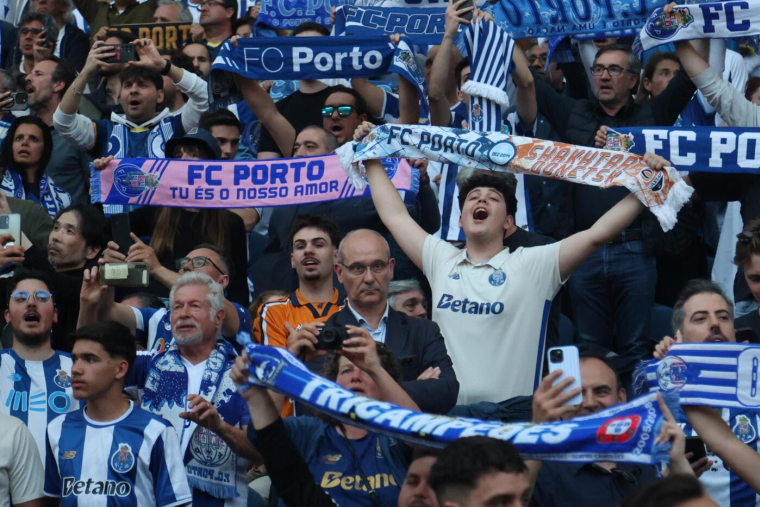 Inédit : les supporters du FC Porto fêtent la victoire de Benfica