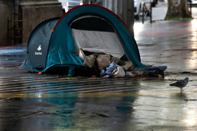 Une tente de personne sans domicile fixe à Paris, le 25 novembre 2025 ( AFP / JOEL SAGET )