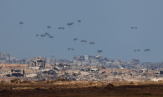 Un avion largue des colis d'aide humanitaire au-dessus de la bande de Gaza, vu d'Israël