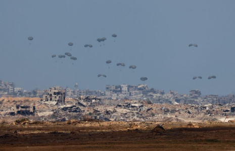 Un avion largue des colis d'aide humanitaire au-dessus de la bande de Gaza, vu d'Israël