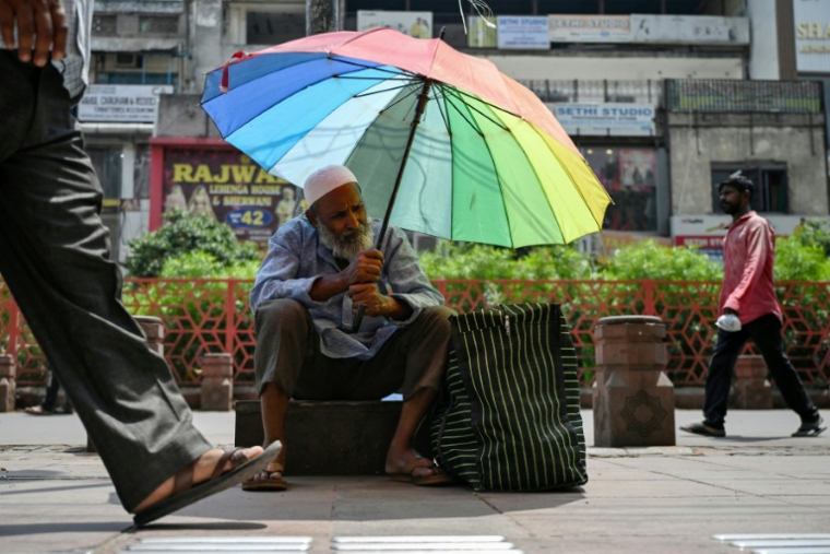 Un homme se protège du soleil pendant une vague de chaleur en Inde le 13 mai 2026 ( AFP / Arun SANKAR )