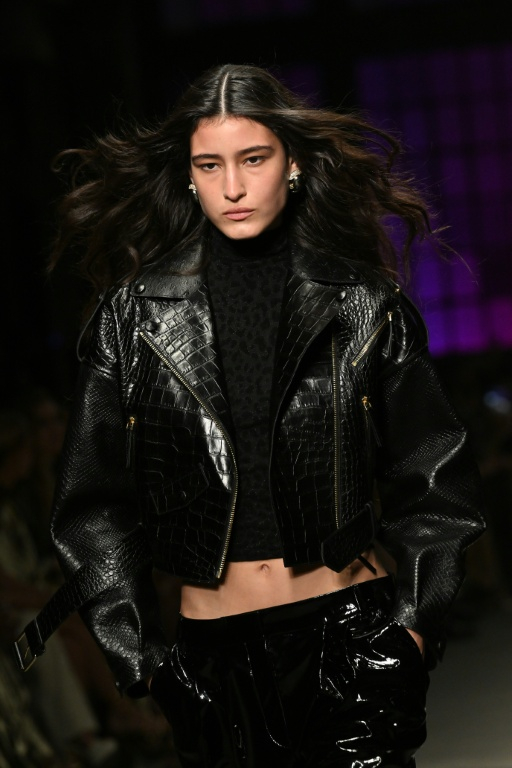 Un mannequin présente une création de Cavalli lors d'un défilé de mode dans le cadre de la Fashion Week de Milan, collection automne-hiver 2026-2027, à Milan, le 26 février 2025 ( AFP / Andreas SOLARO )