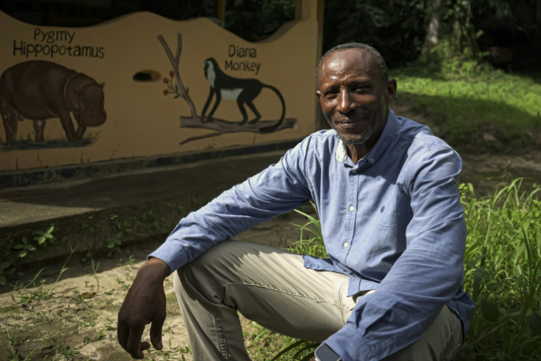 Tommy Garnett, fondateur et directeur exécutif de l'ONG The Environmental Foundation for Africa (EFA), pose le 1er juillet 2025 sur l'île de Tiwai en Sierra Leone, entrée le 13 juillet 2025 au patrimoine mondial de l'humanité de l'Unesco. Avec son ONG, cet activiste a sauvé et restauré ce trésor de biodiversité depuis 25 ans face à la guerre civile, aux pandémies et aux fléaux de la déforestation et du braconnage ( AFP / Saidu BAH )