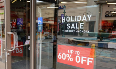 Des soldes dans un centre commercial à Carlsbad, en Californie, aux États-Unis