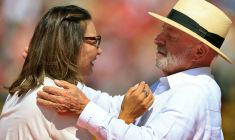 Le président brésilien Lula (d), candidat à sa réélection, et son épouse Rosangela da Silva lors du lancement de la campagne du leader de gauche, à Sao Paulo, le 16 août 2026 ( AFP / Miguel SCHINCARIOL )