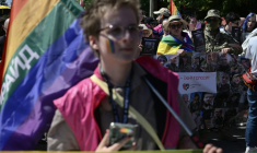 Des soldats et des familles de soldats LGBT+ en procession lors de la marche des fiertés à Kiev, en Ukraine, le 21 juin 2026 ( AFP / Genya SAVILOV )