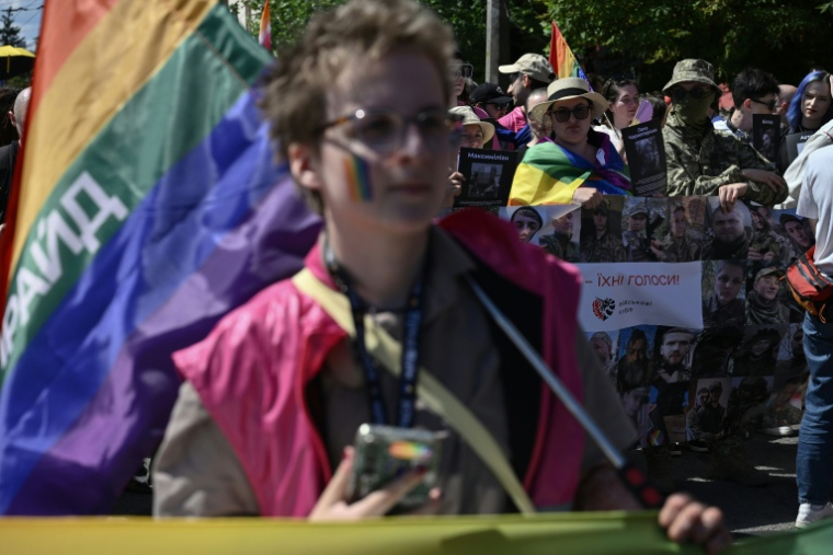 Des soldats et des familles de soldats LGBT+ en procession lors de la marche des fiertés à Kiev, en Ukraine, le 21 juin 2026 ( AFP / Genya SAVILOV )