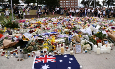 Des fleurs, bougies et drapeaux sont déposés en hommage aux victimes de l'attentat de Sydney, près de la plage de Bondi Beach, en Australie, le 16 décembre 2025 ( AFP / DAVID GRAY )