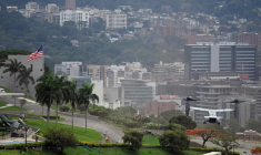 Un aéronef MV-22B Osprey des États-Unis atterrit à l'ambassade américaine, à Caracas, le 23 mai 2026, lors d'un exercice d'évacuation aérienne ( AFP / Federico PARRA )