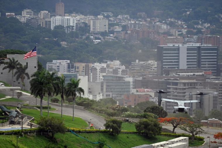 Un aéronef MV-22B Osprey des États-Unis atterrit à l'ambassade américaine, à Caracas, le 23 mai 2026, lors d'un exercice d'évacuation aérienne ( AFP / Federico PARRA )