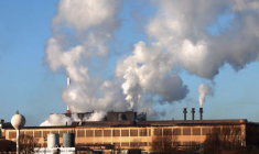 De la fumée s'échappe des cheminées d'une usine du port de Dunkerque