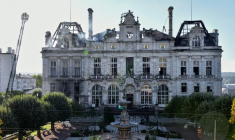 La mairie de Limoges incendiée la veille lors d'une manifestation contre la vie chère, le 18 octobre 2026 ( AFP / Pascal LACHENAUD )