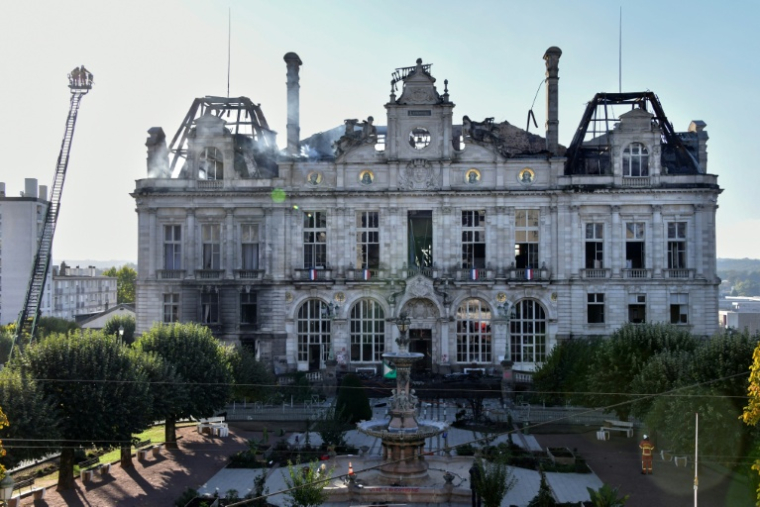 La mairie de Limoges incendiée la veille lors d'une manifestation contre la vie chère, le 18 octobre 2026 ( AFP / Pascal LACHENAUD )