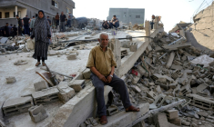 Des Palestiniens constatent les dégâts causés par une frappe israélienne ayant touché la maison d'une famille à Jabalia, dans le nord de la bande de Gaza, le 23 mai 2025 ( AFP / Bashar TALEB )