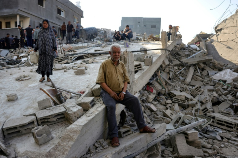 Des Palestiniens constatent les dégâts causés par une frappe israélienne ayant touché la maison d'une famille à Jabalia, dans le nord de la bande de Gaza, le 23 mai 2025 ( AFP / Bashar TALEB )