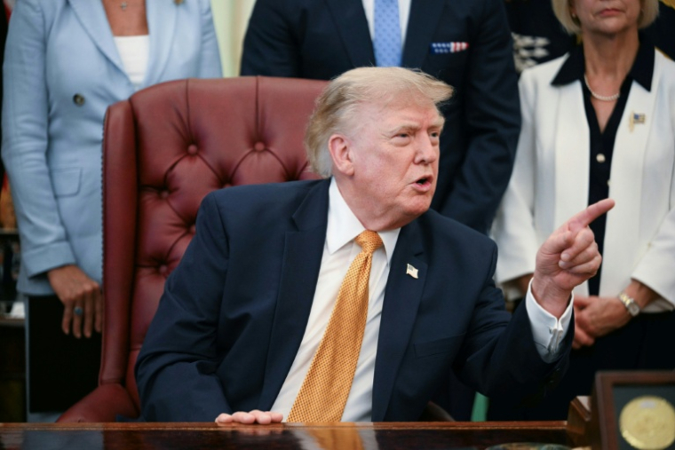 Le président américain Donald Trump parle à la presse dans le Bureau ovale de la Maison Blanche, à Washington, le 3 août 2026 ( AFP / Jim WATSON )