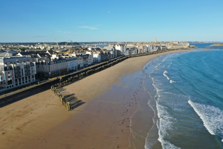 La plage de Saint-Malo le 8 juillet 2020, en Ille-et-Vilaine ( AFP / Damien MEYER )