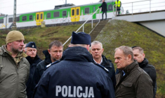 Le Premier ministre polonais Donald Tusk visite le site d'une explosion sur la voie ferrée de la ligne Varsovie-Lublin à Mika