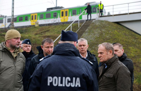 Le Premier ministre polonais Donald Tusk visite le site d'une explosion sur la voie ferrée de la ligne Varsovie-Lublin à Mika
