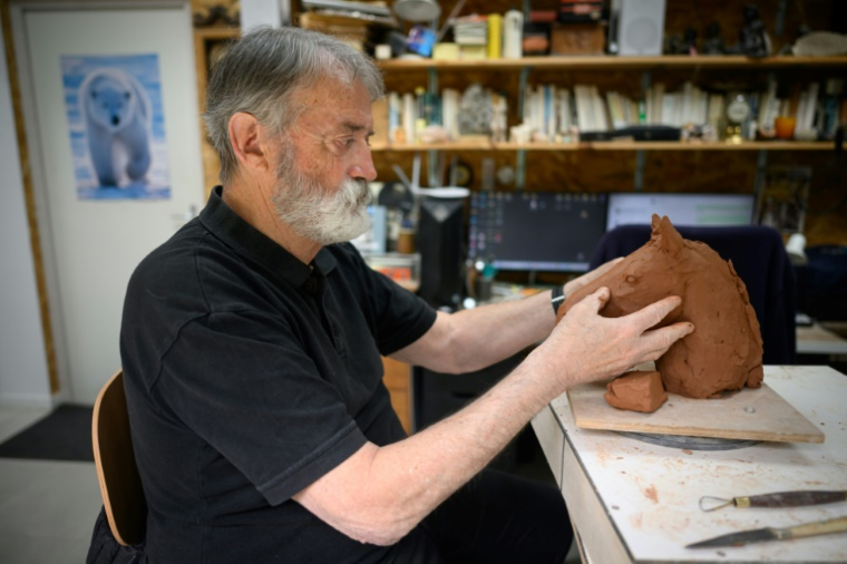 Le sculpteur Michel Bassompierre dans son atelier, près de Nantes, le 4 juin 2025 en Loire-Atlantique ( AFP / Loic VENANCE )