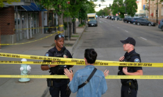 Des policiers parlent avec un passant sur les lieux d'une attaque contre des manifestants pour la libération d'otages israéliens retenus à Gaza, sur Pearl Street à Boulder, Colorado, le 1er juin 2025 ( AFP / Eli Imadali )