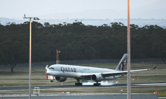 Un avion de Qatar Airways, transportant des femmes et des enfants australiens de retour des camps de réfugiés syriens où ils séjournaient depuis la chute de l'Etat islamique, atterrit à l'aéroport de Melbourne, le 7 mai 2026 ( AFP / WILLIAM WEST )