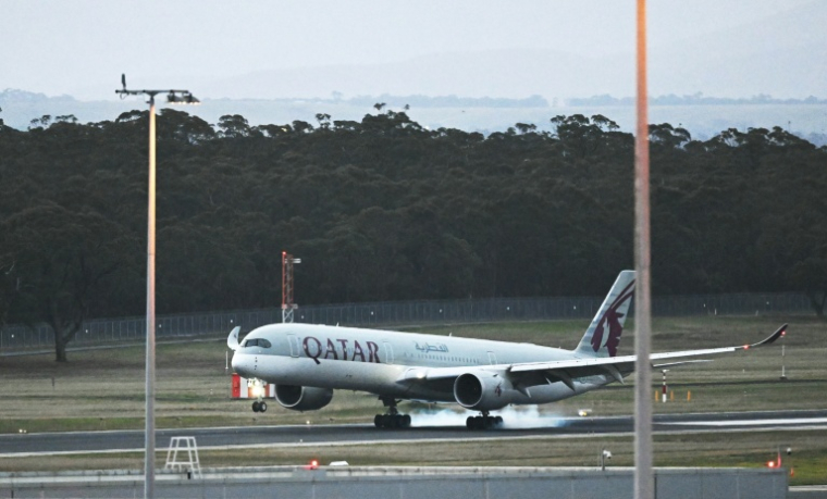 Un avion de Qatar Airways, transportant des femmes et des enfants australiens de retour des camps de réfugiés syriens où ils séjournaient depuis la chute de l'Etat islamique, atterrit à l'aéroport de Melbourne, le 7 mai 2026 ( AFP / WILLIAM WEST )