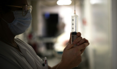 La vitesse de sédimentation, un test sanguin, n'a qu'un intérêt limité et ne devrait plus être prescrite, selon la HAS ( AFP / Lou BENOIST )