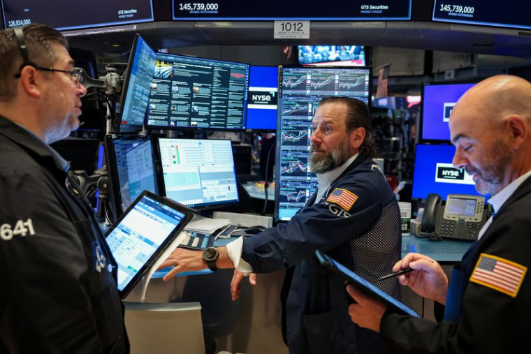 Les traders travaillent sur le parquet du NYSE à New York
