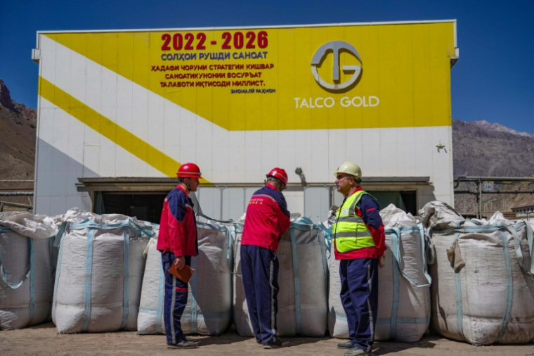Des sacs d'antimoine pur à 30 % à l'extérieur d'une installation de traitement de l'entreprise Talco Gold, à la mine de Saritag, dans l'ouest du Tadjikistan, le 26 août 2025 ( AFP / STRINGER )