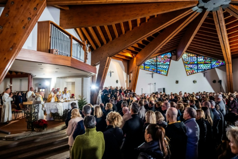 Messe à Crans-Montana en mémoire des victimes de l'incendie dans un bar de cette station de ski suisse qui a fait 40 morts et 119 blessés, le 4 janvier 2026 ( AFP / MAXIME SCHMID )