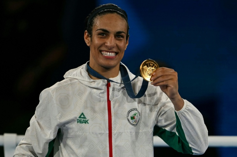 La boxeur algérienne Imane Khelif pose avec sa médaille d'or à l'issue du concours olympique dans la catégorie des -66 kg le 9 août 2024 à Paris ( AFP / Mauro PIMENTEL )